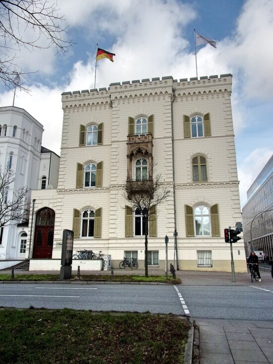Über uns - hier in dieser Villa arbeiten wir